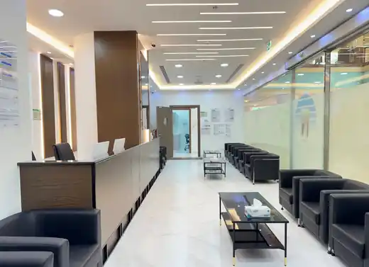 منطقة الانتظار والممر في فرع مركز سلوادي بالراحة مول في أبوظبي